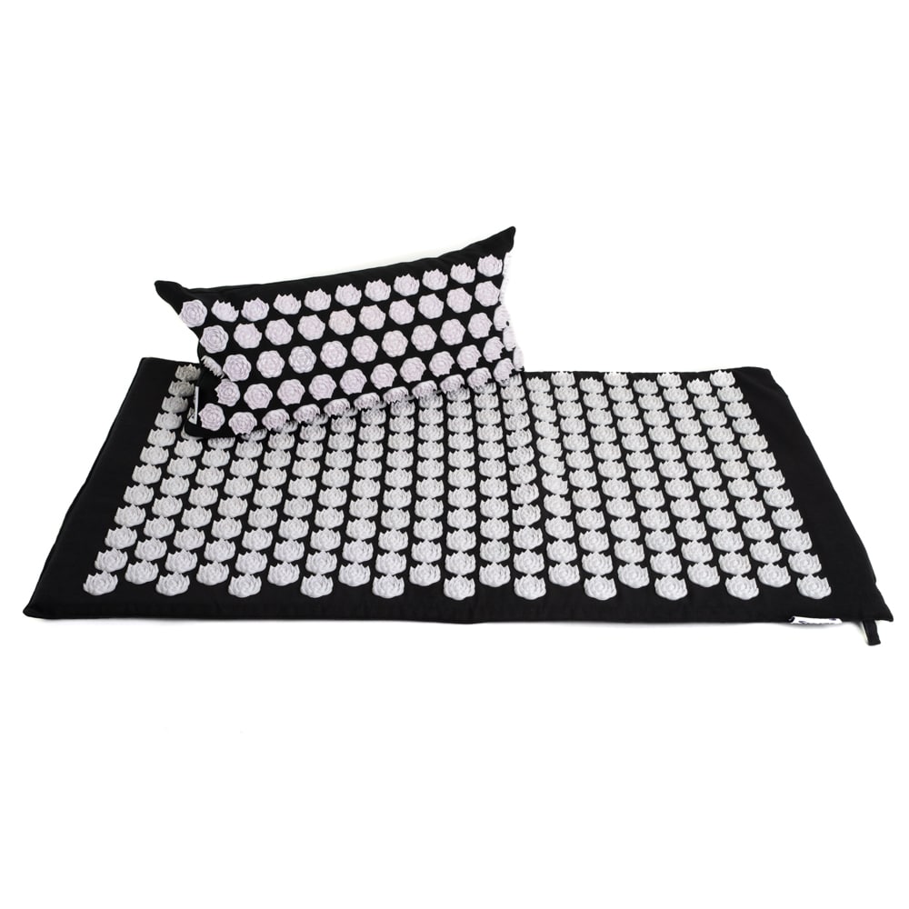 TAPIS ET COUSSIN À CLOUS FAIT MAIN