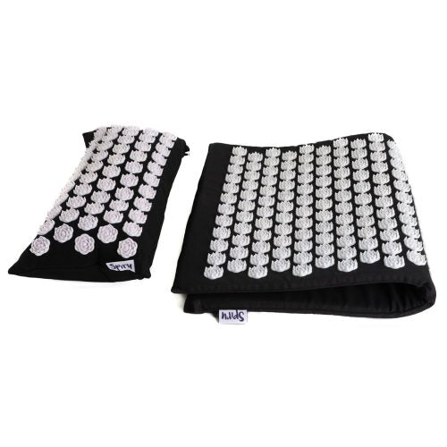 TAPIS ET COUSSIN À CLOUS FAIT MAIN